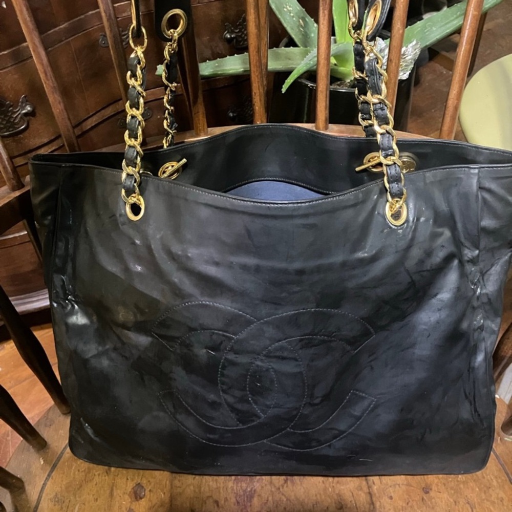 Authentic Chanel lamb skin leather chain strap shoulder bag/tote bag
